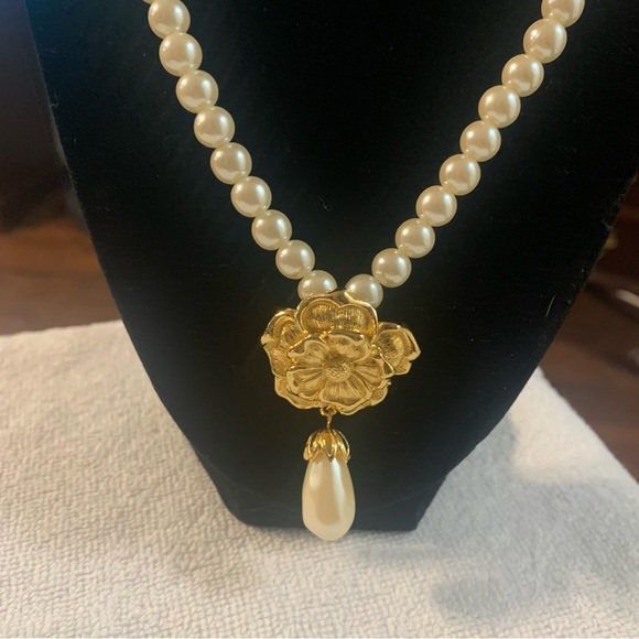 Avon “Sommerset Collecton”  Pearl Necklace with Gold Floral Accent NIB - Picture 7 of 7